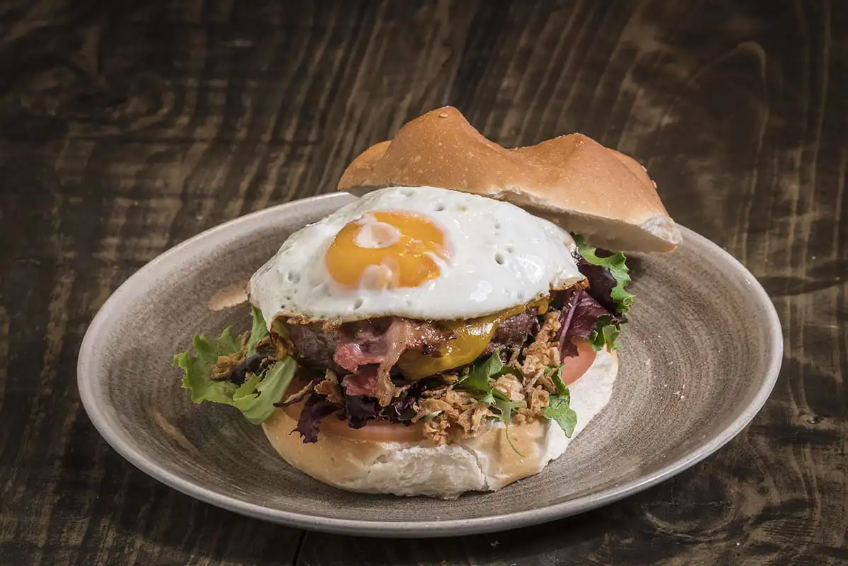 Hamburguesa con huevo de la hamburgueseria mesigual en solsona webp