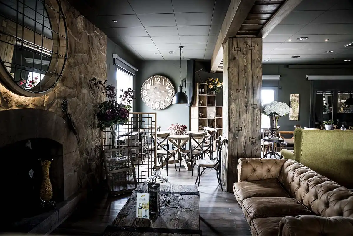 Sofas de la hamburgueseria mesigual en solsona webp