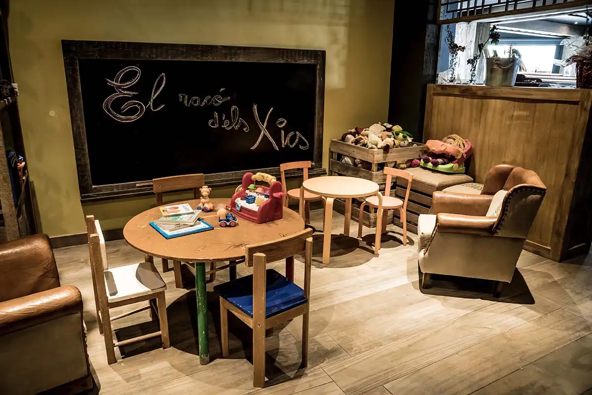 Zona de ninos de la hamburgueseria mesigual en solsona webp